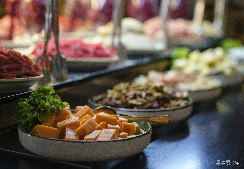高清摄影  桌子上摆满了食物。