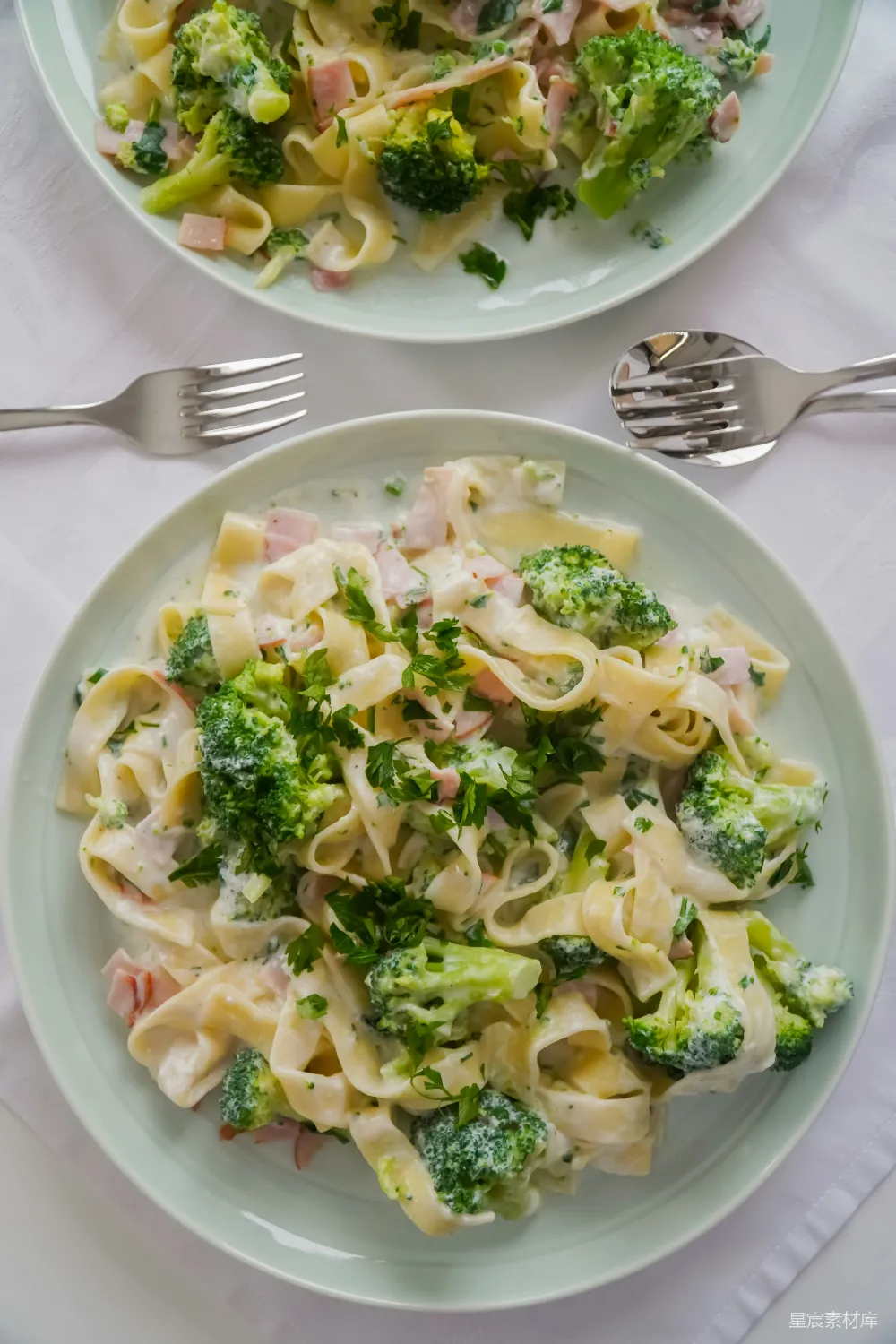 高清摄影  白瓷盘，配 Pasta 菜肴
