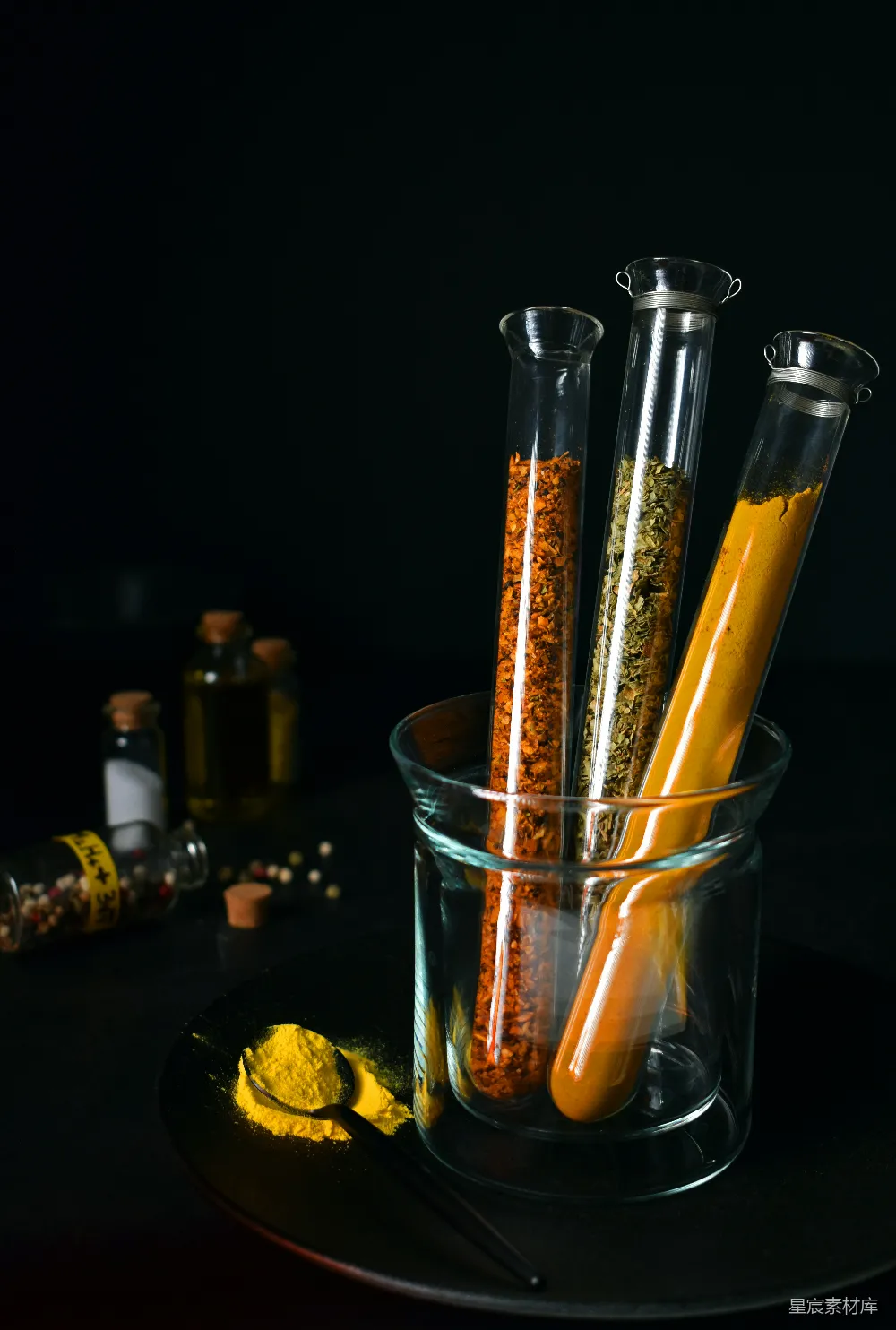 高清摄影  一杯装有不同的香料的玻璃。