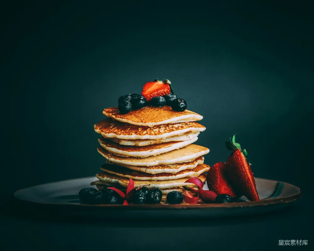 高清摄影  顶部覆有草莓和蓝莓的 Pancakes