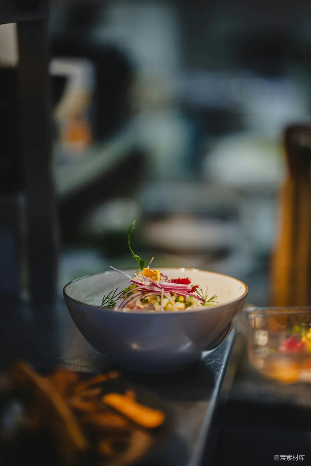 高清摄影 一碗食物放在 countertops 上
