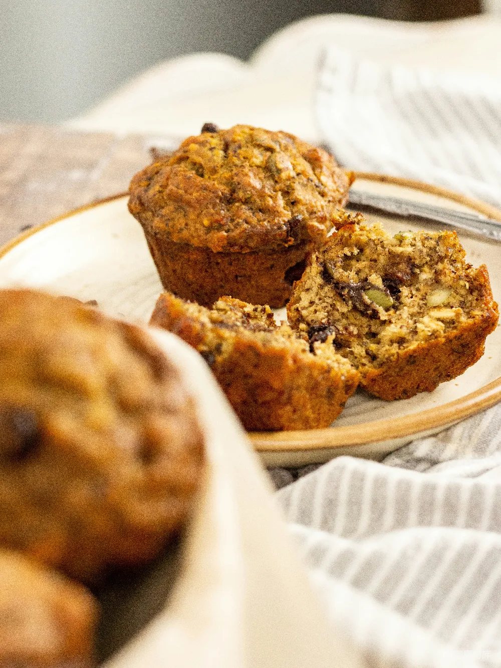 高清摄影  盘子上有一些 muffins。