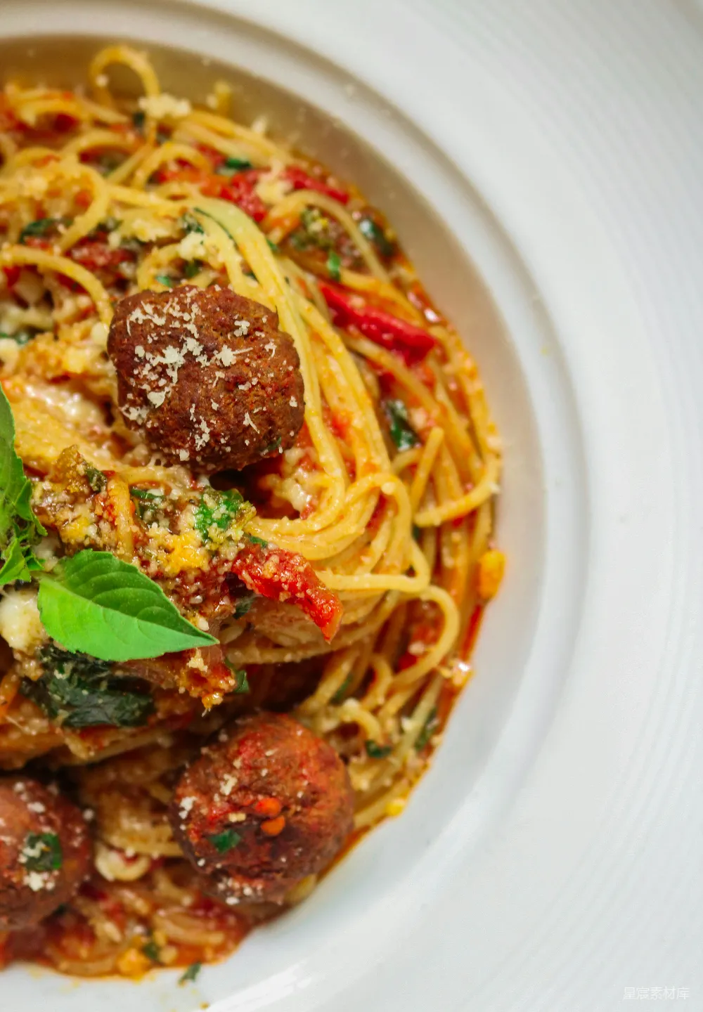 高清摄影 一碗 topped  with spaghetti 和肉丸的 白色盘子