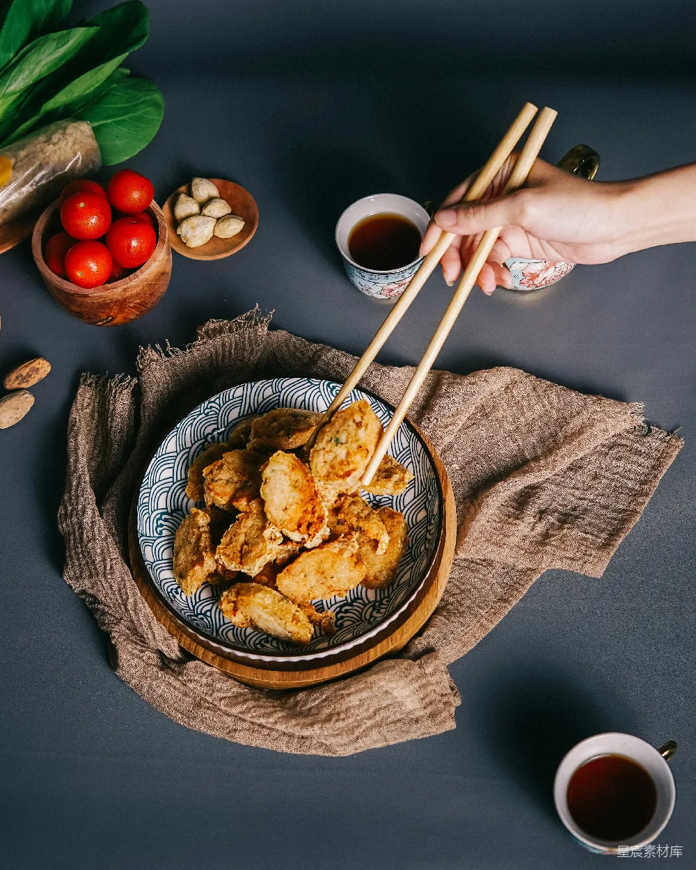 高清摄影 手持筷子对着盘中的食物