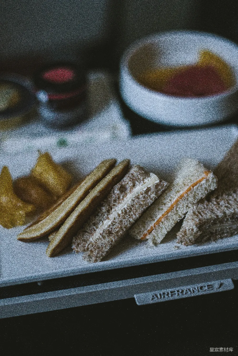 高清摄影 白瓷盘上放着 sandwiches 和 pickles 。