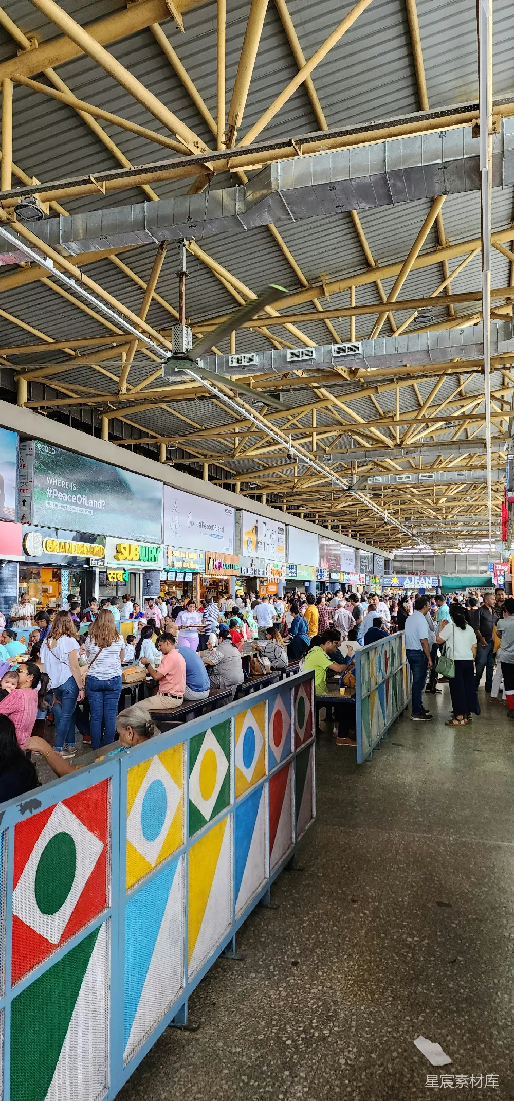 高清摄影 一群人在一个自助餐厅旁站着