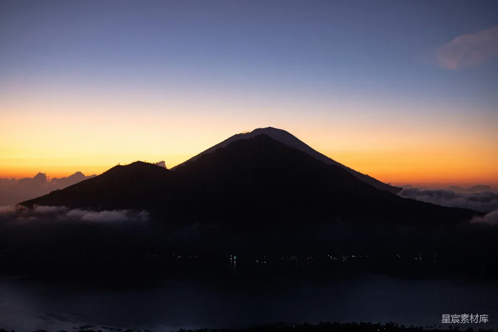 夕阳下的山影
