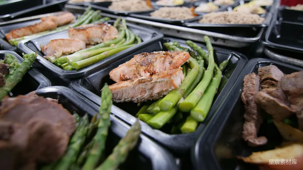 高清摄影  一盘肉类和蔬菜在烤架上