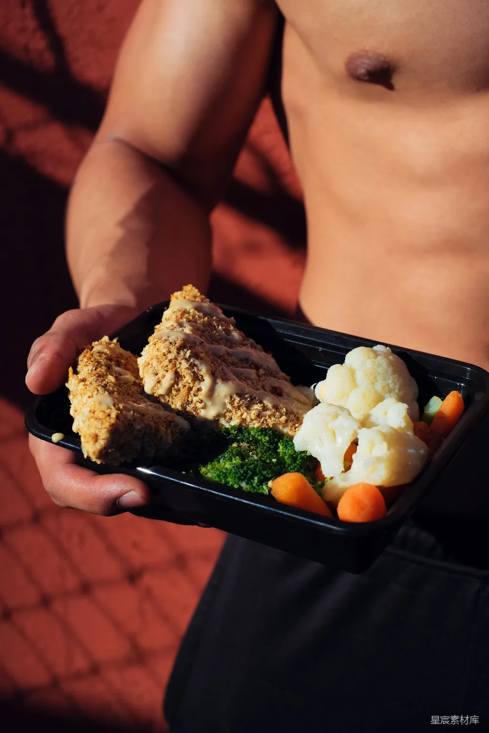高清摄影 手持热食的人员放在黑色托盘上