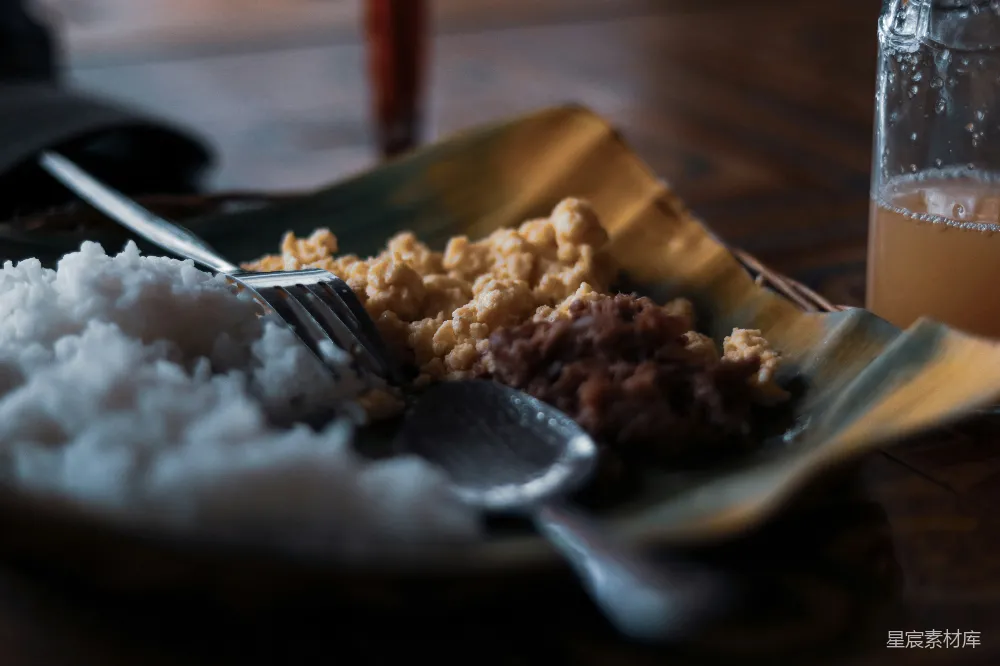 高清摄影  餐盘中靠近叉子和勺子的烹饪食物的特写照片