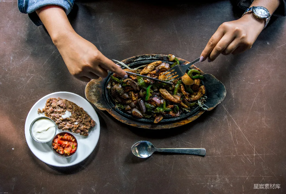 高清摄影 手持不锈钢勺和碗的人端着食物