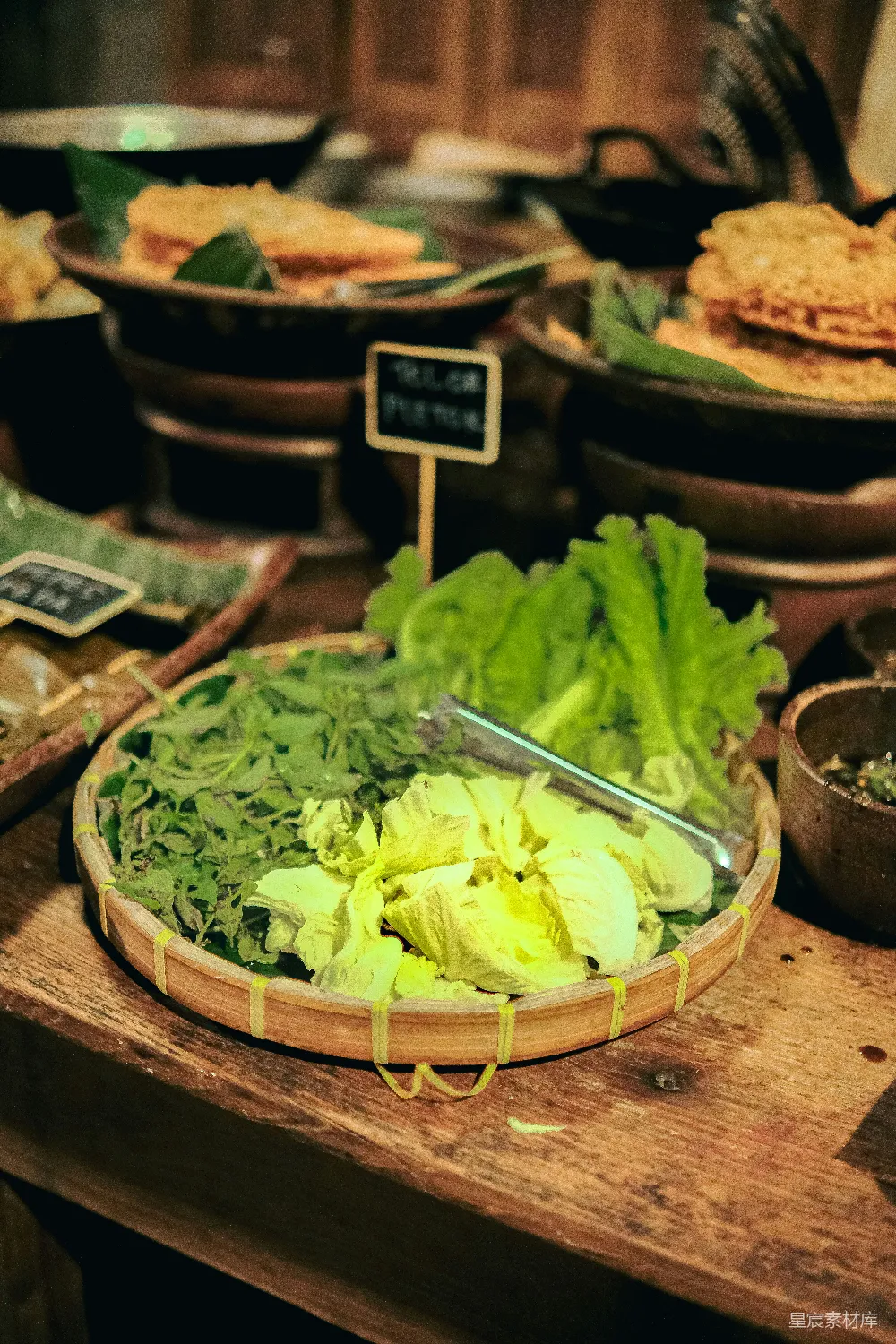 高清摄影  一张木桌上面摆满了各种不同的食物