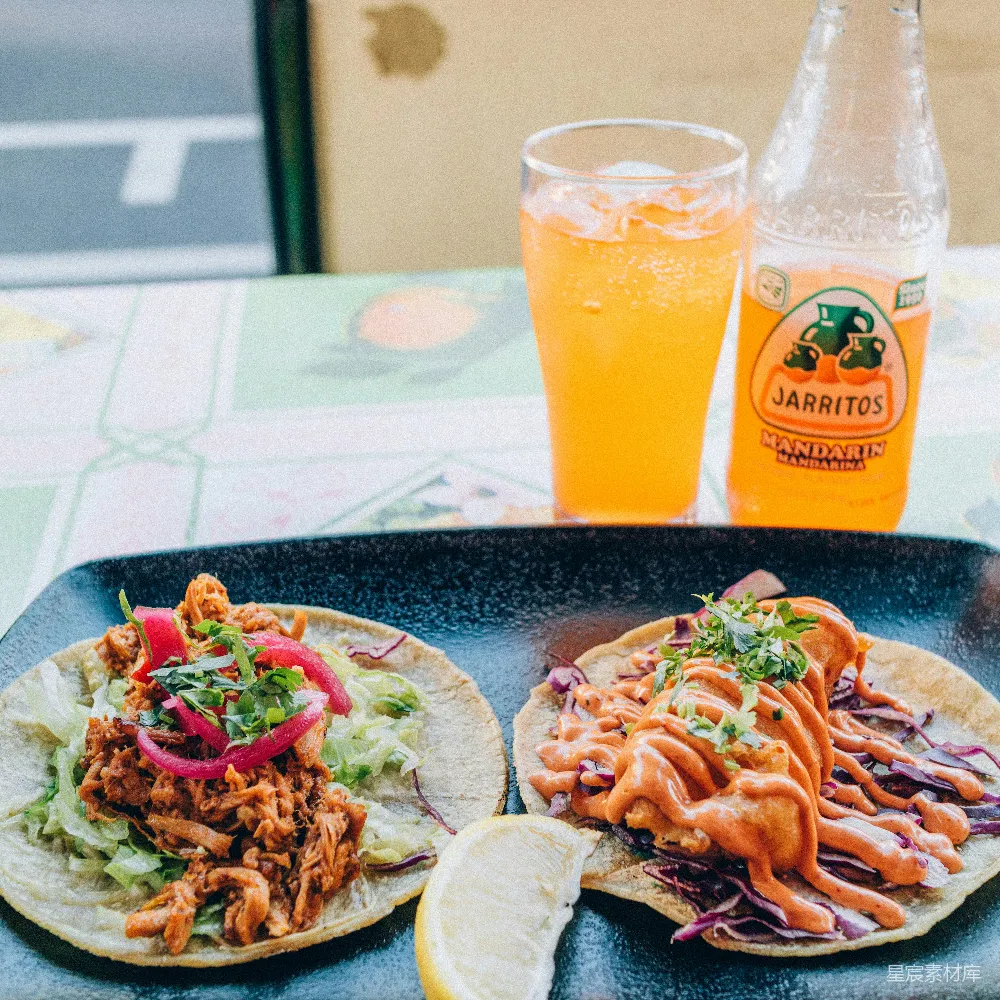 高清摄影  几块 tacos 放在盘子上