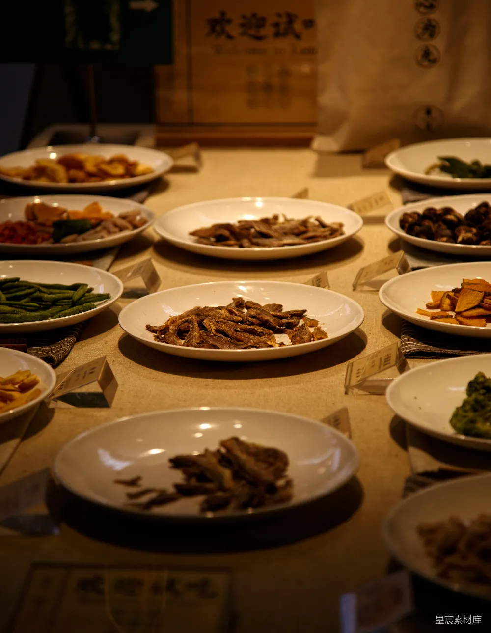 高清摄影 自然 壁纸 一张桌上摆放着许多盘食物的桌子