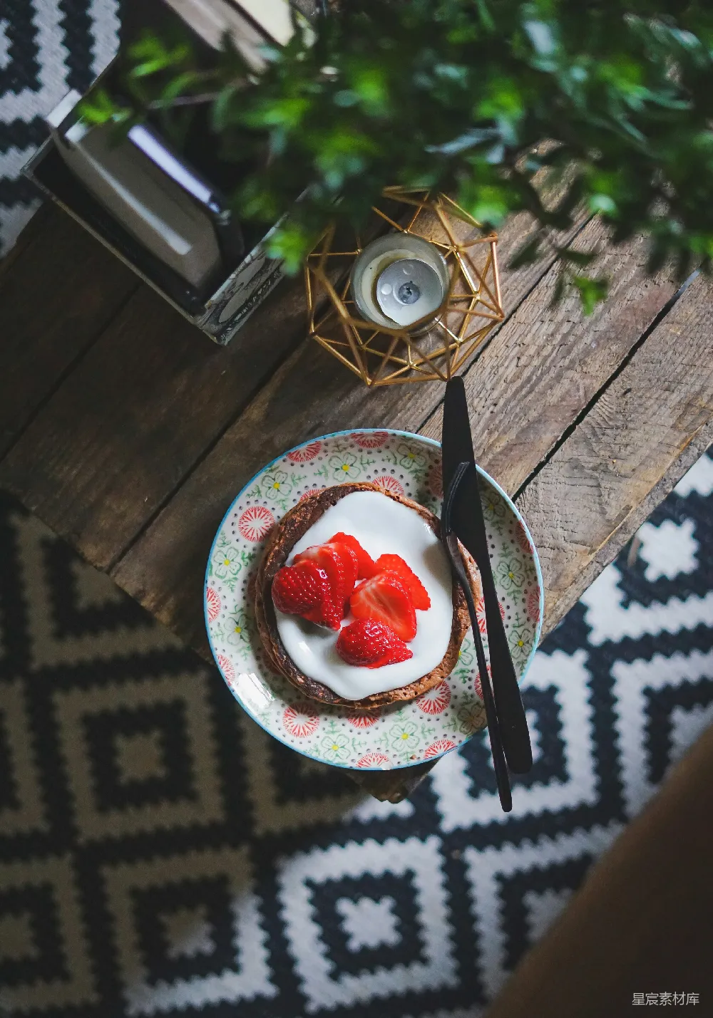 高清摄影  巧克力 Pancake 配以奶油和草莓，置于餐叉与餐刀一侧