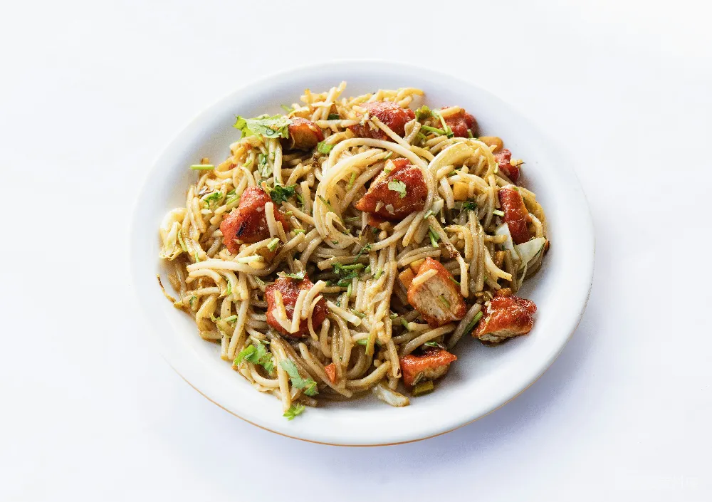 高清摄影 一盘番茄和欧芹拌 spaghetti 的盘子