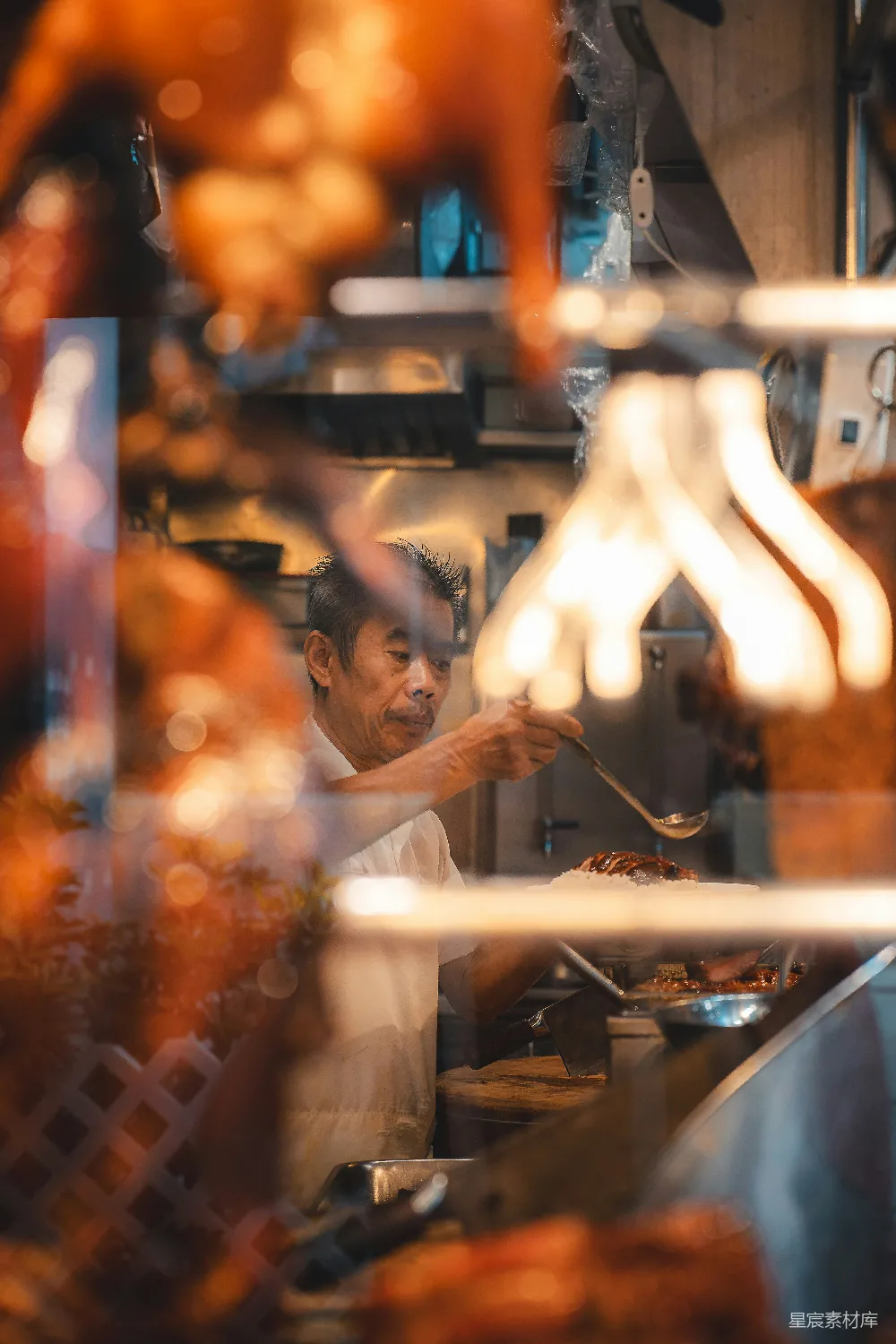 高清摄影  柜台后的服务人员正在服务烤鸭食物