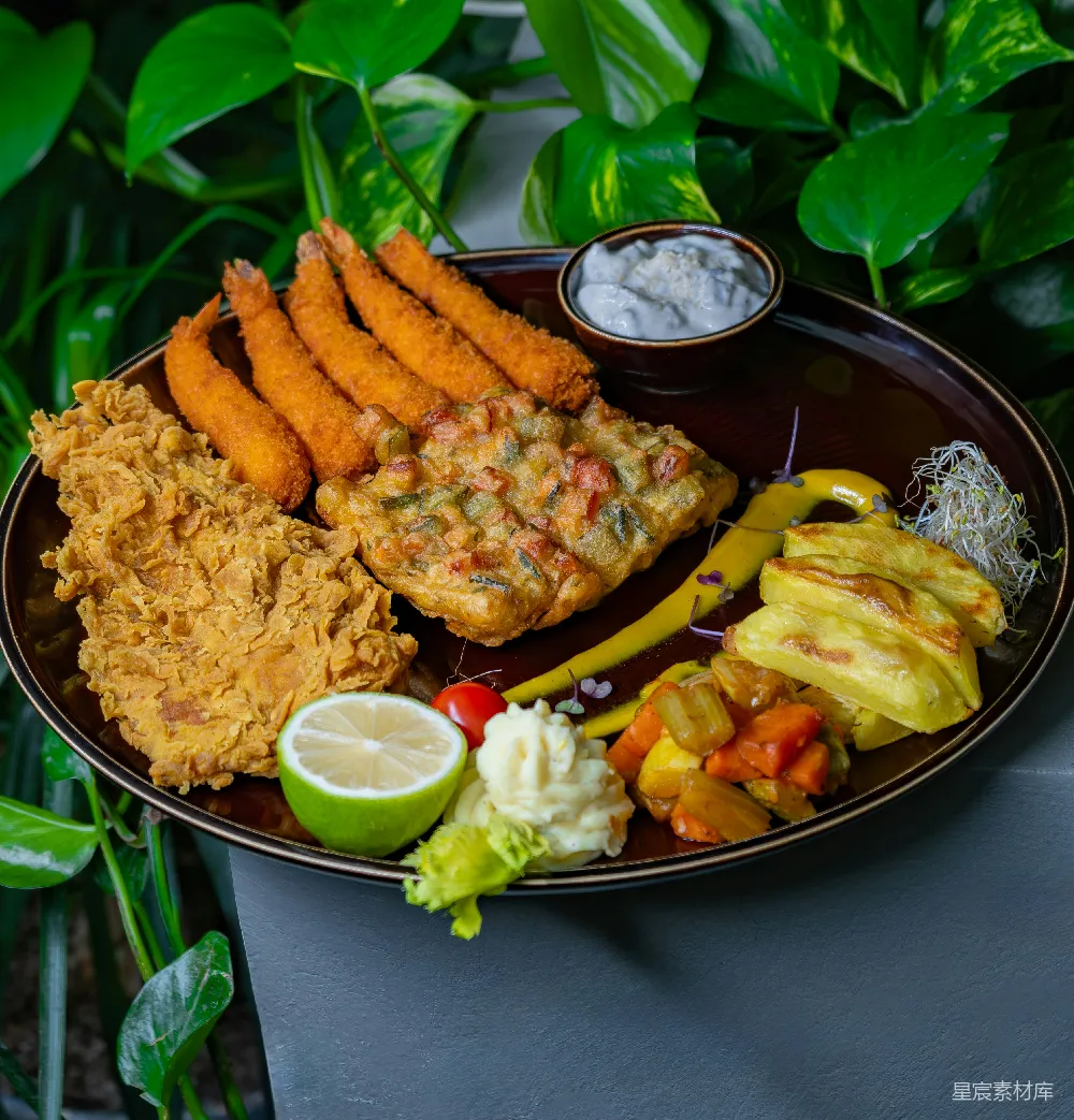 高清摄影  一盘炸食品，配以水果和蔬菜一道