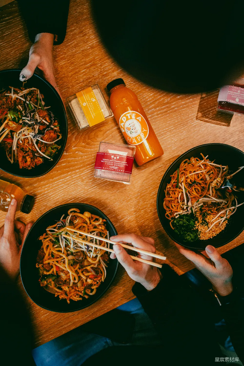 高清摄影 一张桌上摆放着盛满食物的盘子和筷子