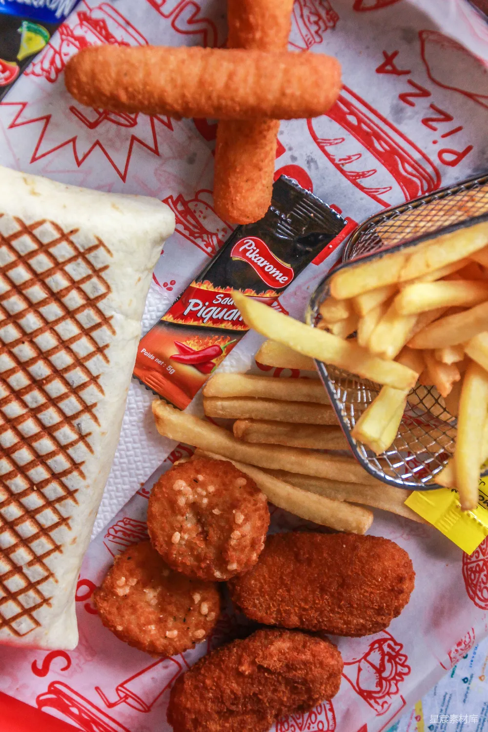 高清摄影 法国 fries 和 炸肉 置于 白色餐盘上