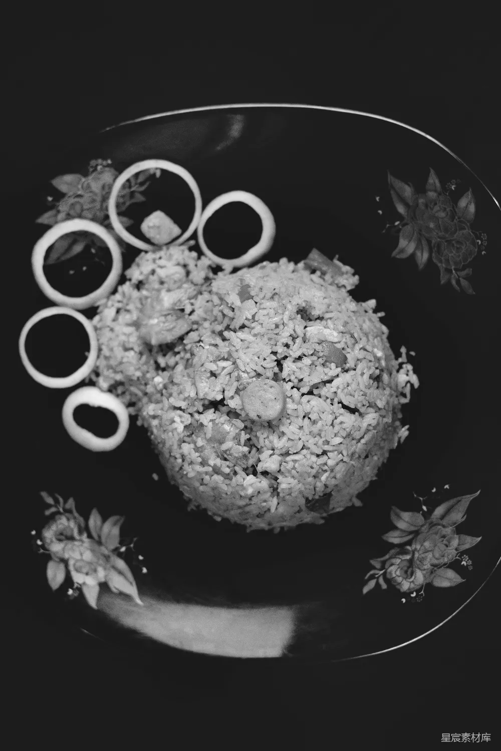 高清摄影 实验性 一张黑白照片中的餐盘食物
