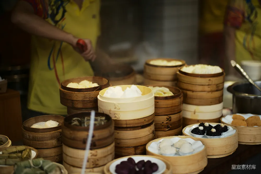 高清摄影 市场里蒸好的饺子放在竹篮里。
