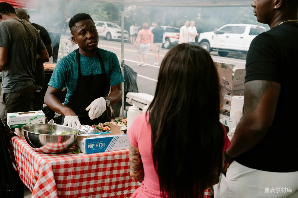 高清摄影 室外市场摊位上的服务员 serving food at an outdoor market stall。