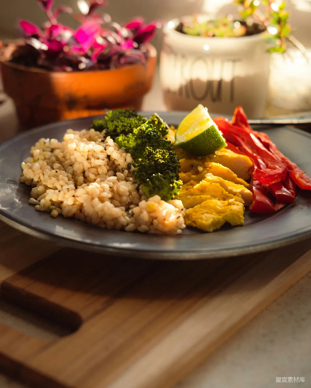 高清摄影 炒饭配 broccoli 和 carrots，放在盘子里