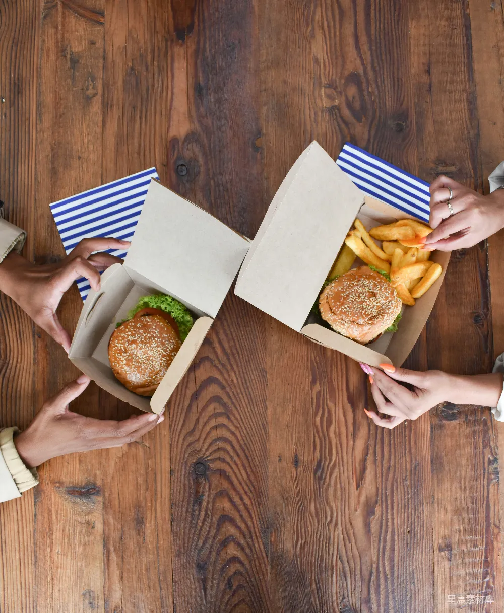 高清摄影  一群拿着敞口食物的人们