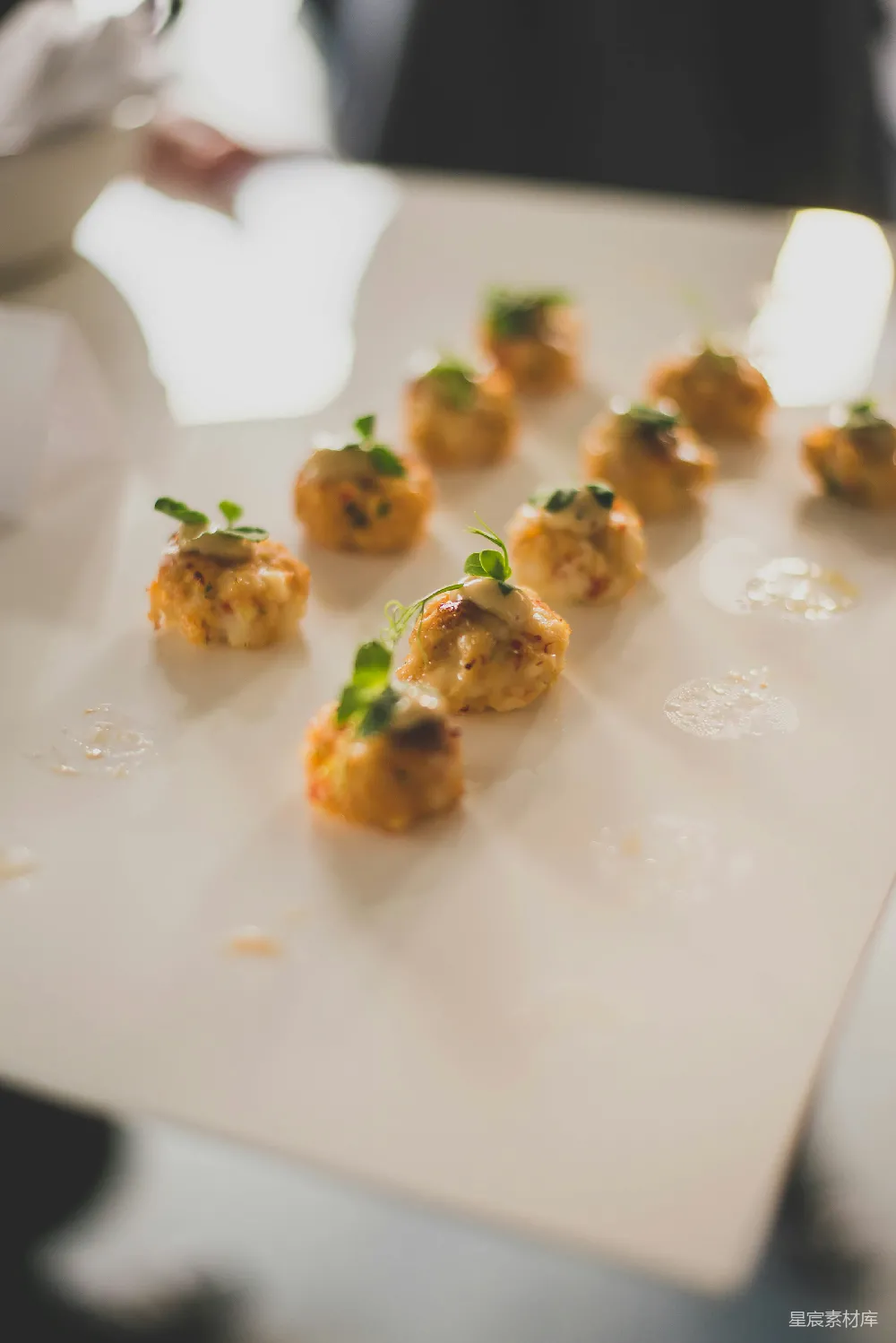 高清摄影 小 appetizers 整理在 白色 plate 上