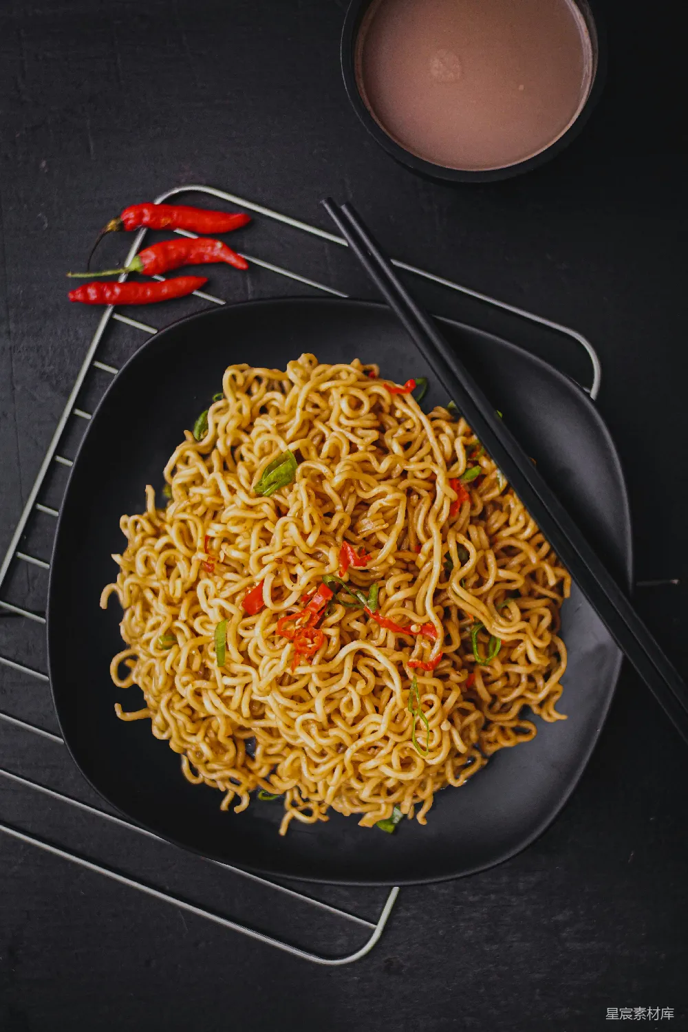 高清摄影 黑盘中的面食
