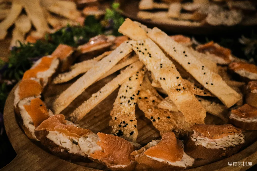 高清摄影 棕色的食物放在棕色木桌面上