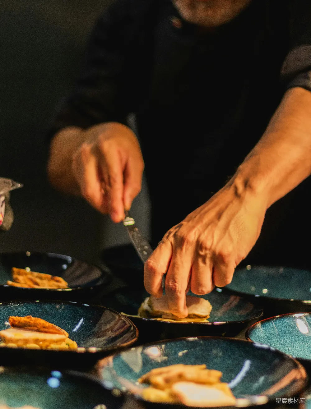 高清摄影 厨师仔细准备着装盘的食物。