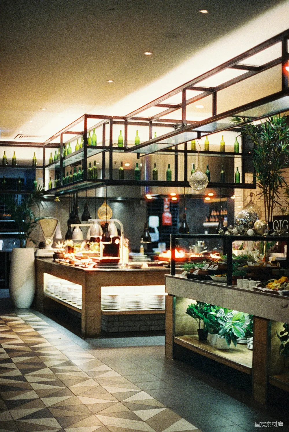 高清摄影  一个装饰精美的自助餐区域，配有食品展示和装饰瓶。