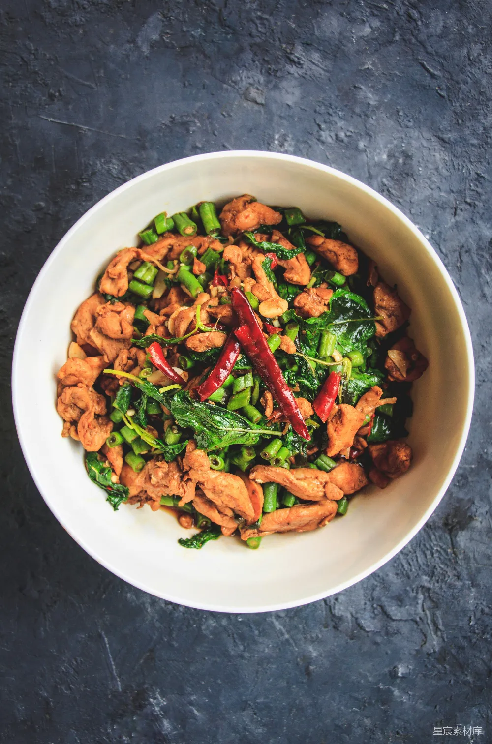 高清摄影 白陶瓷碗中的 cooked 食物