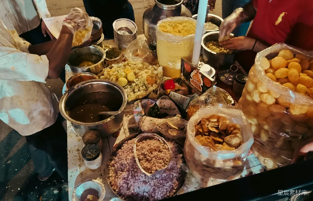 高清摄影  街头食品贩准备各种配料的小吃