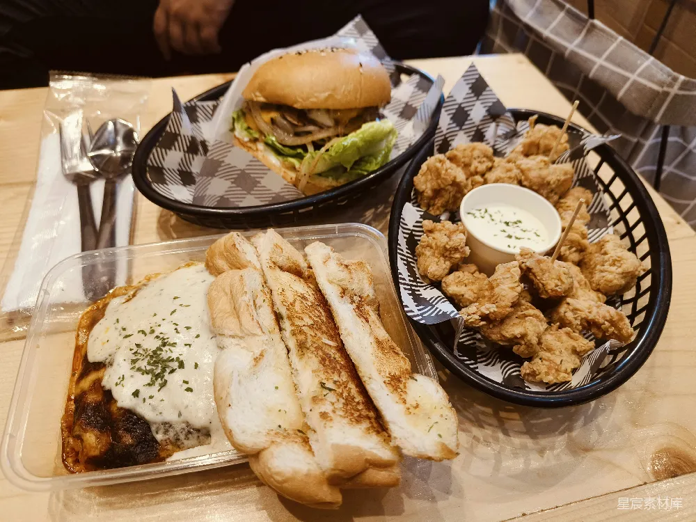 高清摄影 几盘食物放在桌子上
