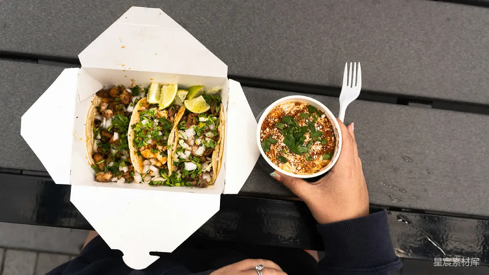 高清摄影  三 tacos 和一碗食物放在桌子上