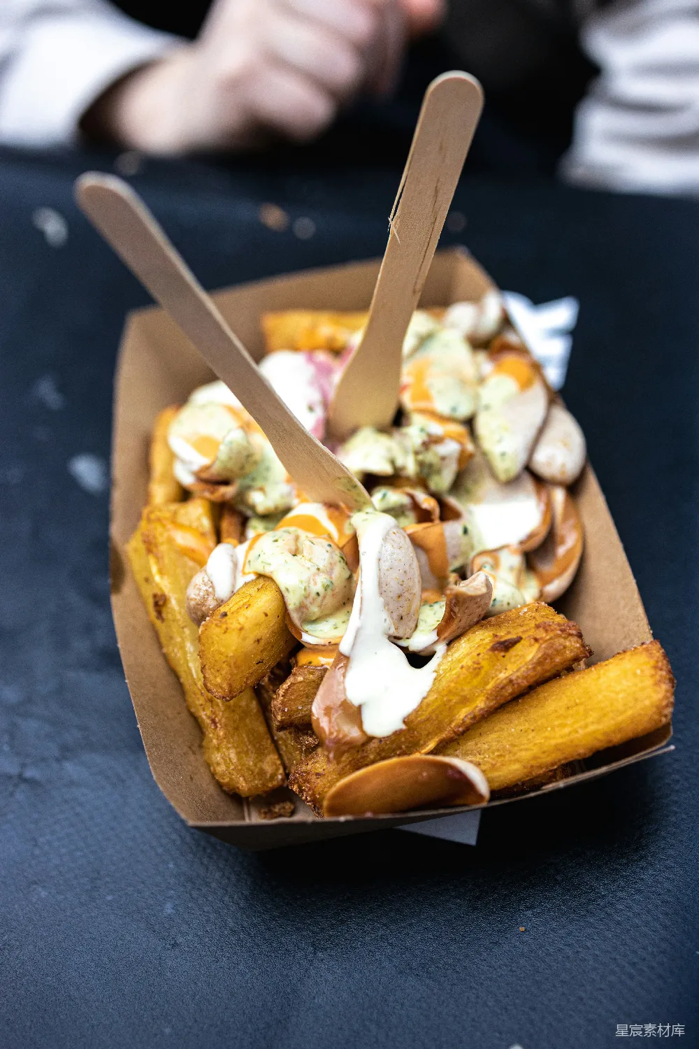 高清摄影 桌子上堆放着一个装满食物的纸板箱。