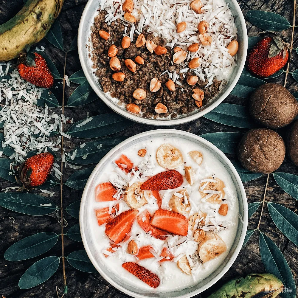 高清摄影  餐桌上有两个碗麦片和一盘水果。