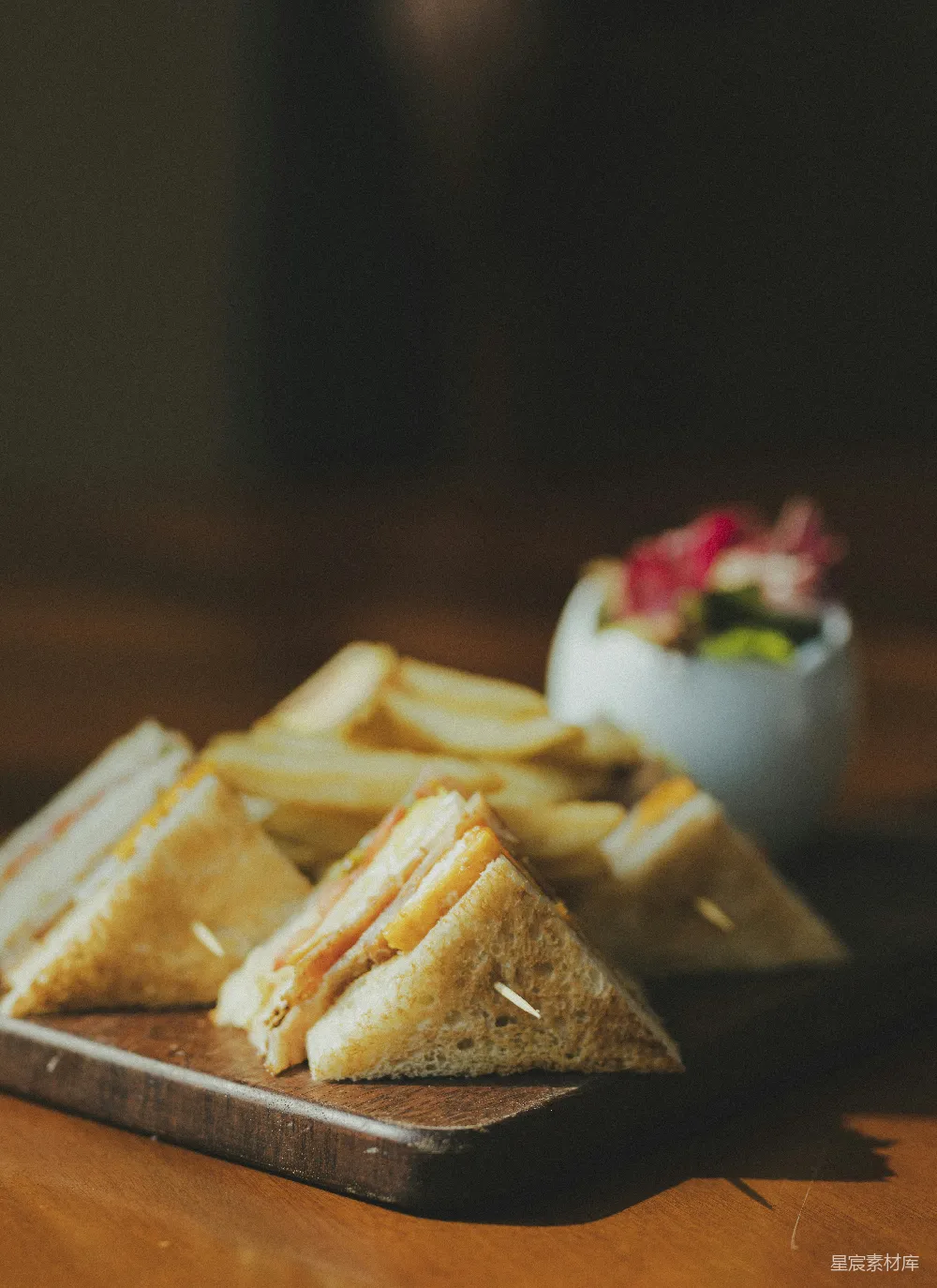 高清摄影 餐桌上一张 sandwiches 和 french fries 的盘子