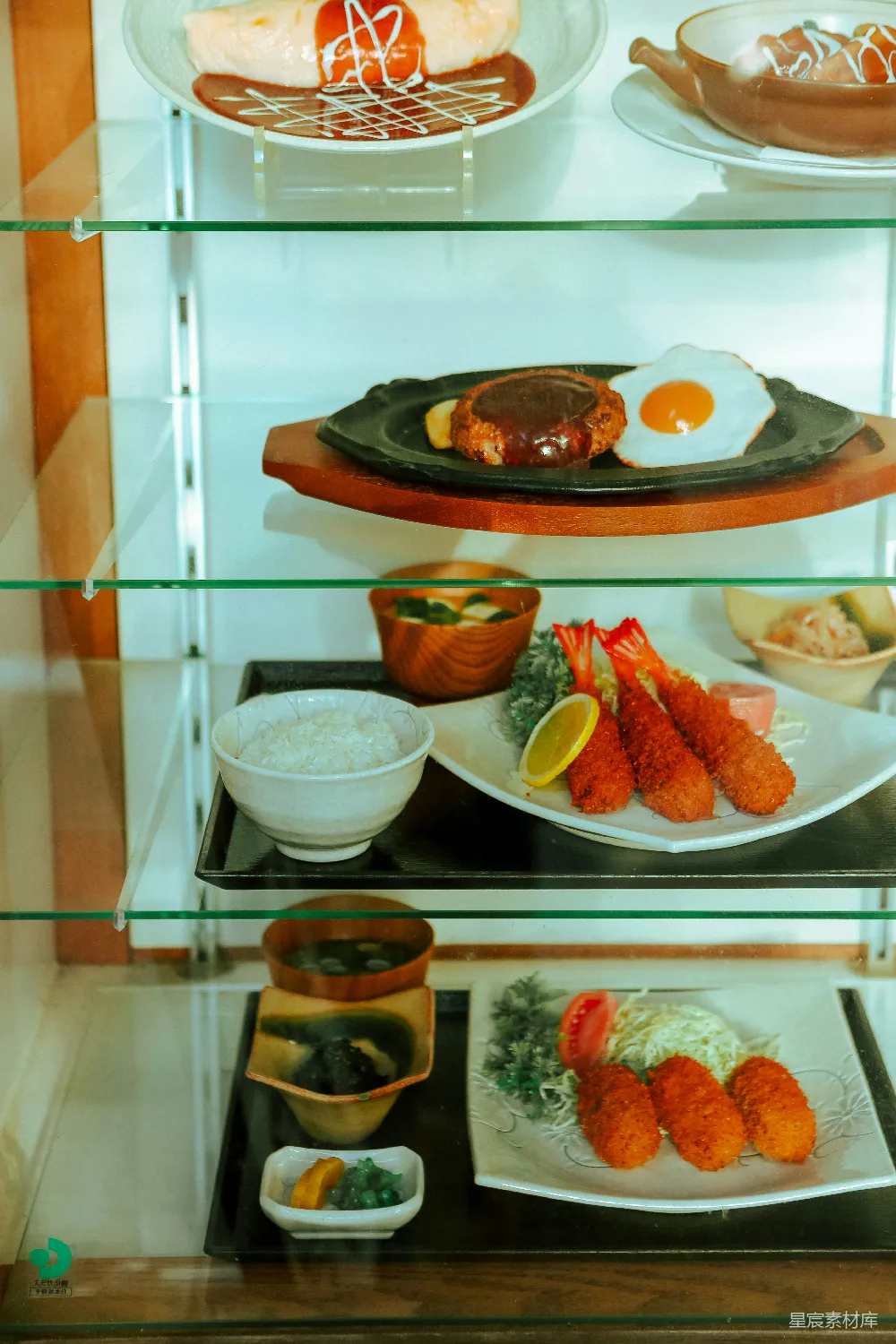 高清摄影  玻璃柜展示日本食品 items。