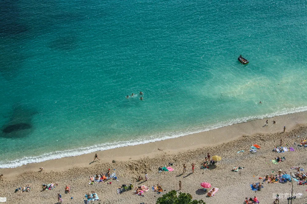 海边靠近水面的地方