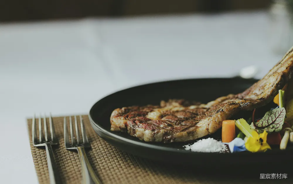 高清摄影 黑盘子里的食物已经煮好。