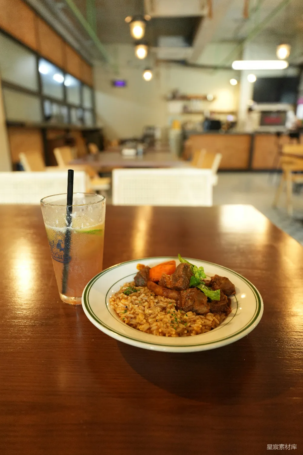 高清摄影 餐盘上的食物和一杯饮料摆在桌子上。