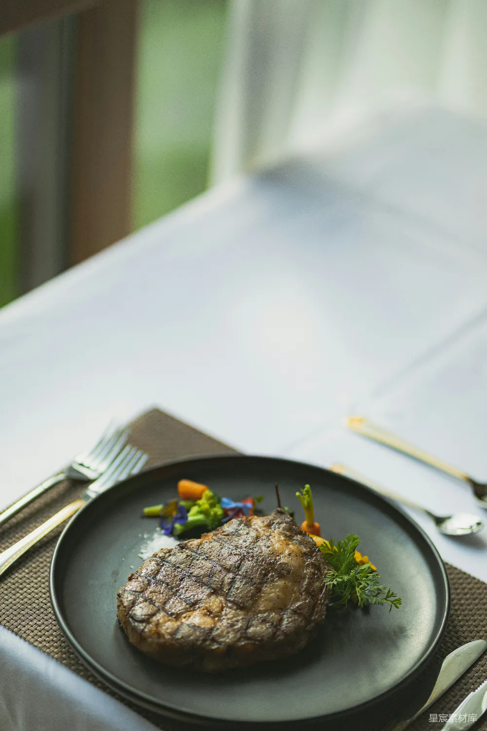 高清摄影  炭黑色陶瓷盘中烤肉