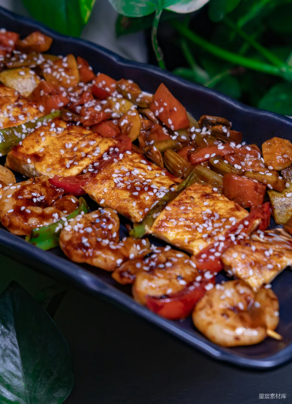 高清摄影 一盘肉和蔬菜做的食物