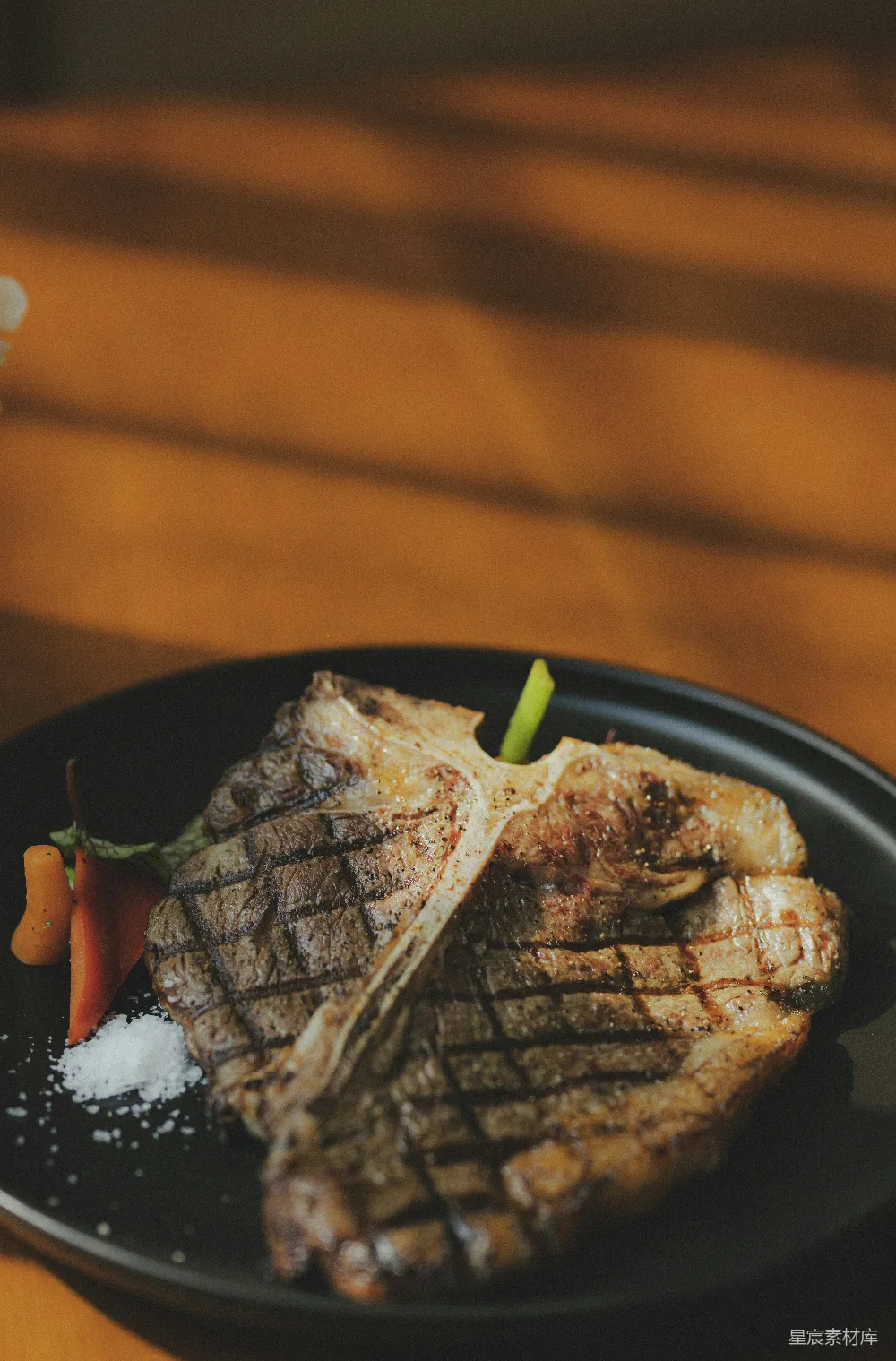 高清摄影  黑 plate 上的烤肉