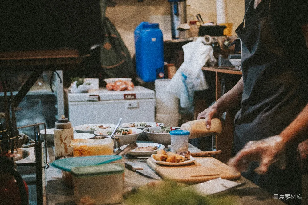 高清摄影 厨房里的人正在砧板上准备食物。