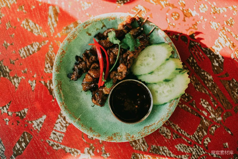 高清摄影 烤肉串配蘸 sauce 和黄瓜。
